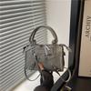 Vintage Wildleder Mini-Motorradtasche für Damen, Retro-Henkeltasche mit Schultergurt, Modische Schnallen-Tragetasche, Kleine Handtasche mit verstellbarem Riemen