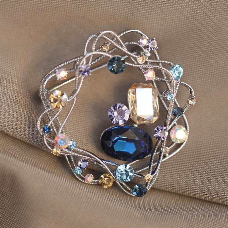 Luxurious Starry Sky Brooch, High-end Women's Light Luxury and Grand Crystal Brooch, Design Sense and Niche Brooch