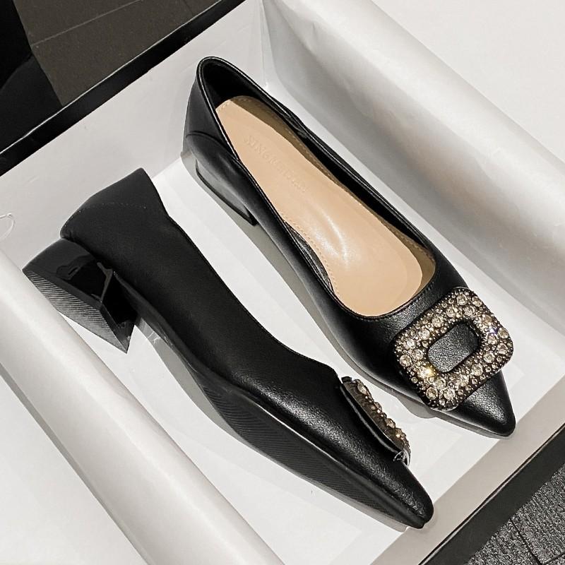 

Туфли-лодочки на толстом каблуке женские осенние новые универсальные с острым носком и мелким вырезом из мягкой кожи с квадратной пряжкой и стразами на низком каблуке и среднем каблуке 41 чёрный