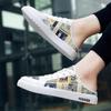 Sommer Neue Herren Hausschuhe Marke Bequeme Freizeitschuhe für Herren Mode Druck Flache Sneakers Hohe Qualität Faule Herren Halbe Hausschuhe