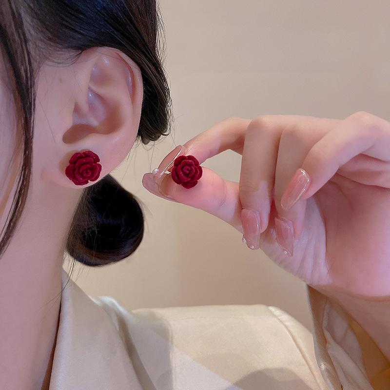New Korean Style Temperament Pure White Pearl Shell Stud Earrings for Women Wedding Birthday Jewelry Sweet Gift Ladies Vintage