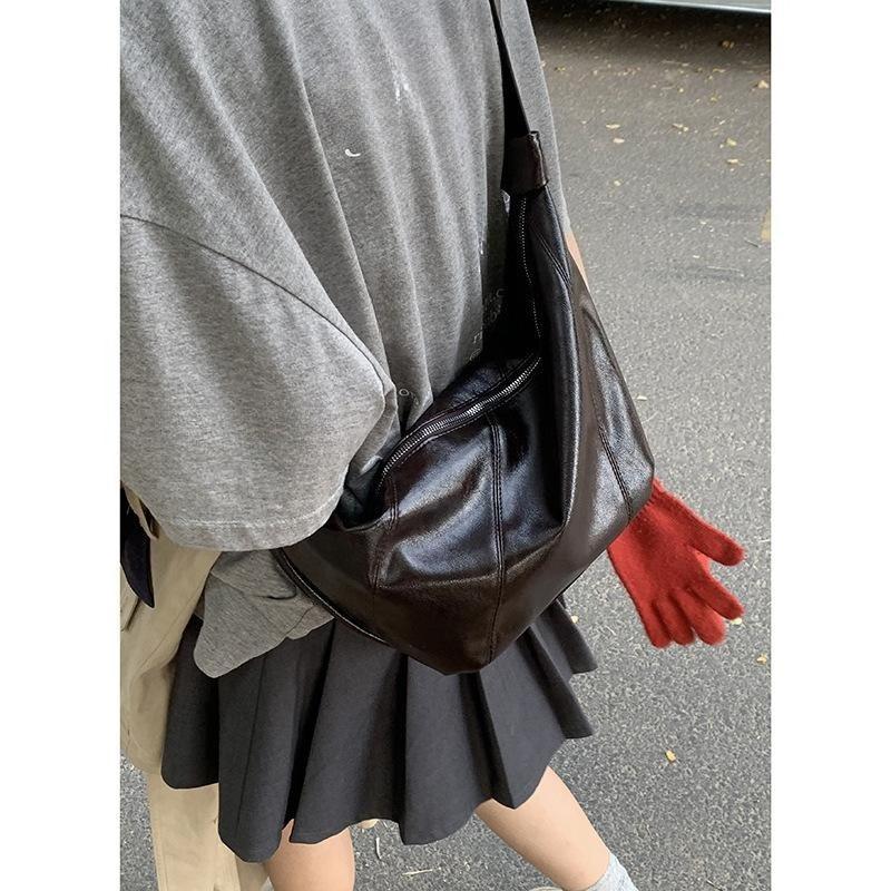 Prosta torba crossbody na jedno ramię o dużej pojemności pierogów pod pachami