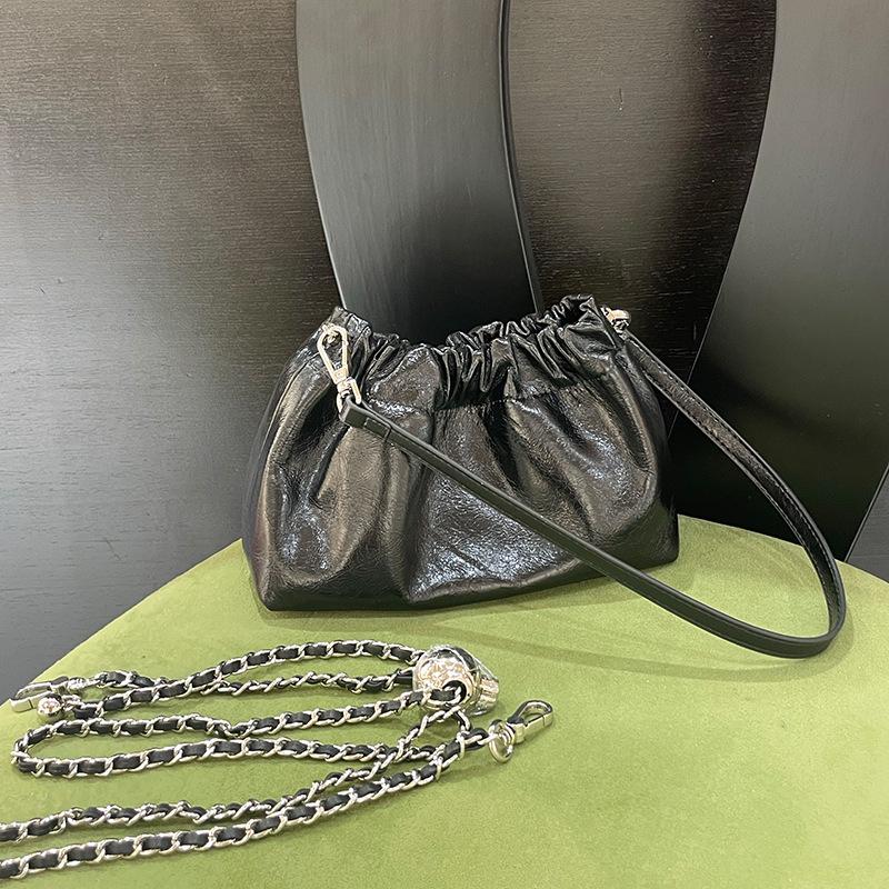 Damska torebka łańcuszkowa typu chmurka z plisowanej skóry naturalnej ze złotym akcentem - Stylowa modna na ramię/przez ramię