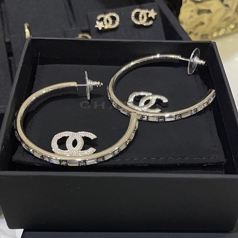 

Little Xiang Women s Exaggerated Double C Hoop Earrings: High-End, Trendy, Light Luxury Style for 2025
