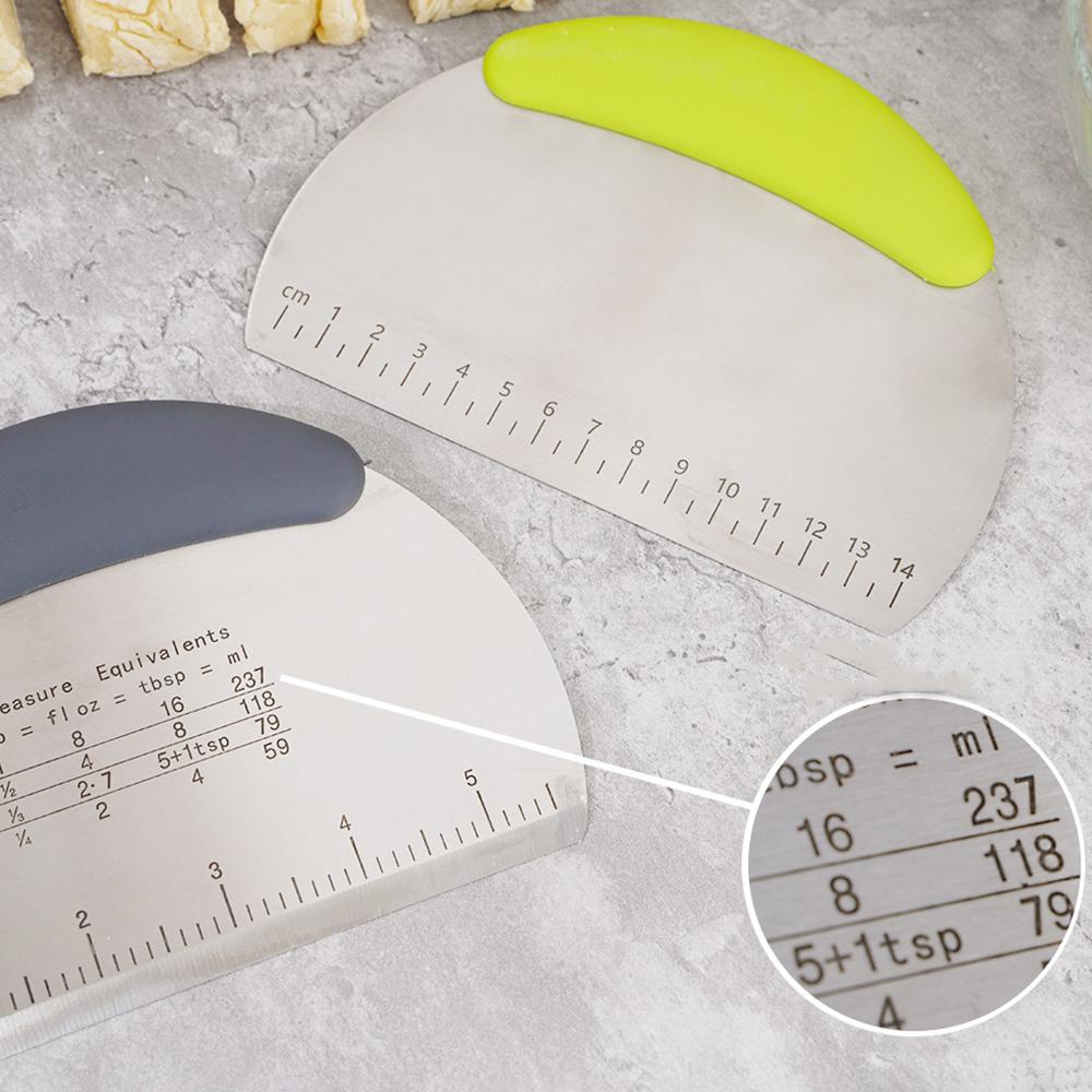1 Stück Mehrfarbiges Schneidemesser aus Edelstahl mit Skala Mehlteig-Schneidemesser Silikongriff Schneidemesser Backwerkzeuge