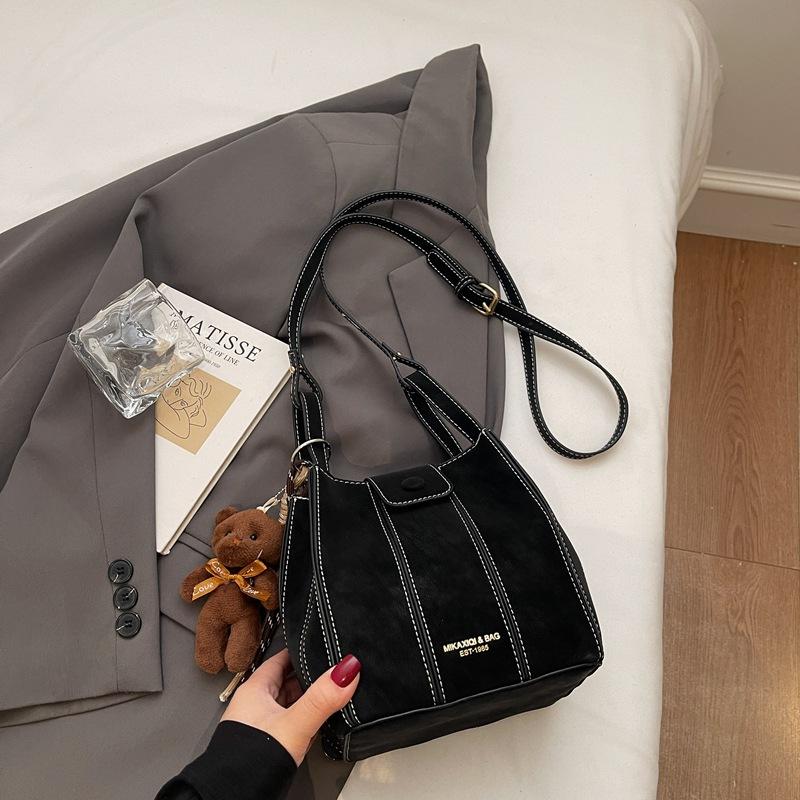Winter new casual splicing shoulder bag high value casual messenger bag fashionable bucket bag