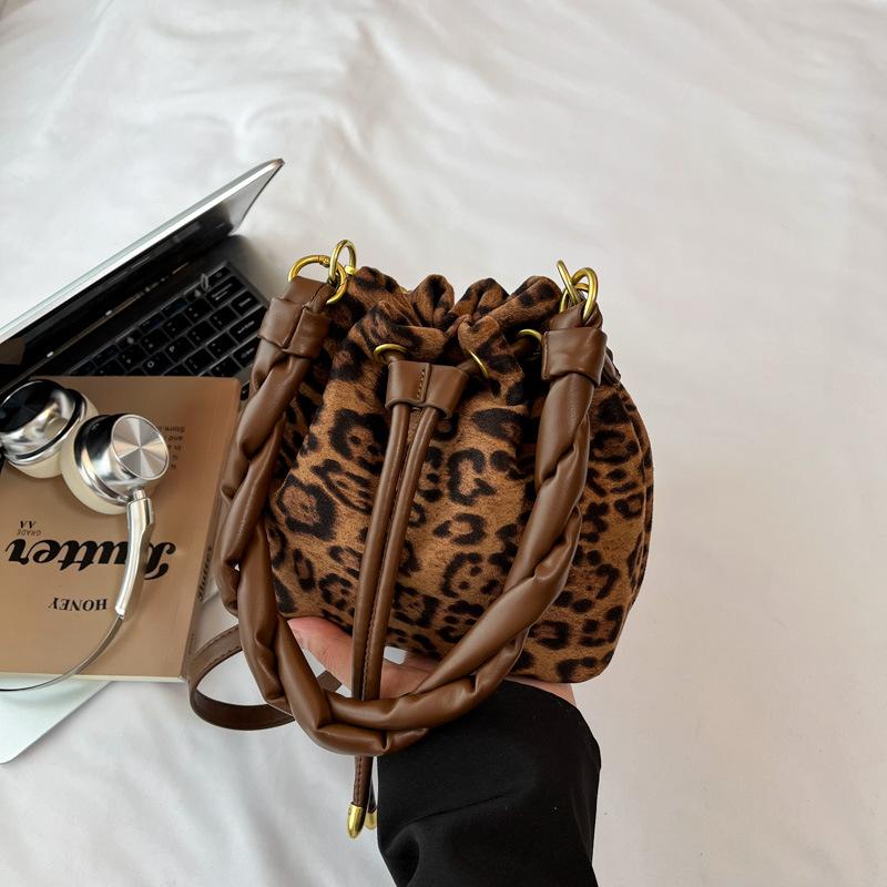 Crossbody bag women's bag 2025 new bag light luxury niche high-end hand bag super fire leopard print shoulder bucket bag