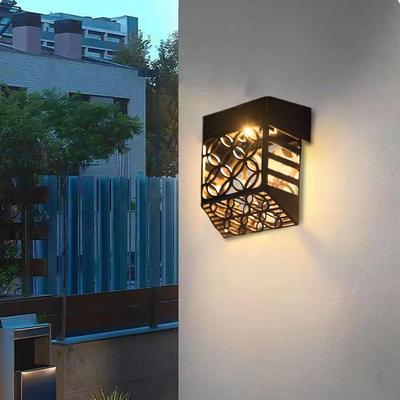 Solarleuchten für Zaun 2 Stück Solarbetriebene Terrassenleuchten Ausgehöhltes Design Wandleuchte für Terrasse Hinterhof Zaun Treppe Gehweg