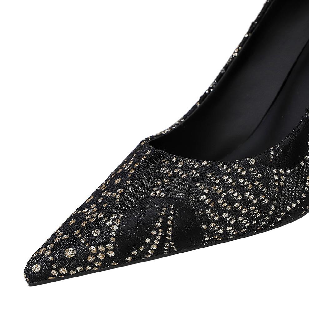 Zarte und Intellektuelle Spitze mit Unregelmäßigen Mustern und Feinen Absätzen, Professionelle Damen-Pumps