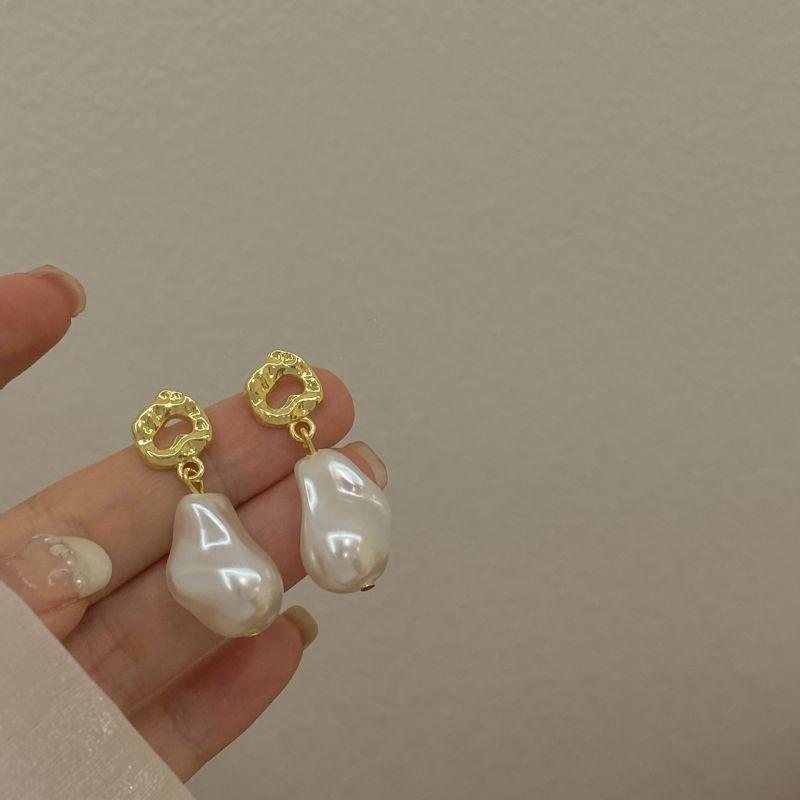 Temperament Pearl Stud Earrings New Versatile Design Simple Flower Earrings Niche Earrings