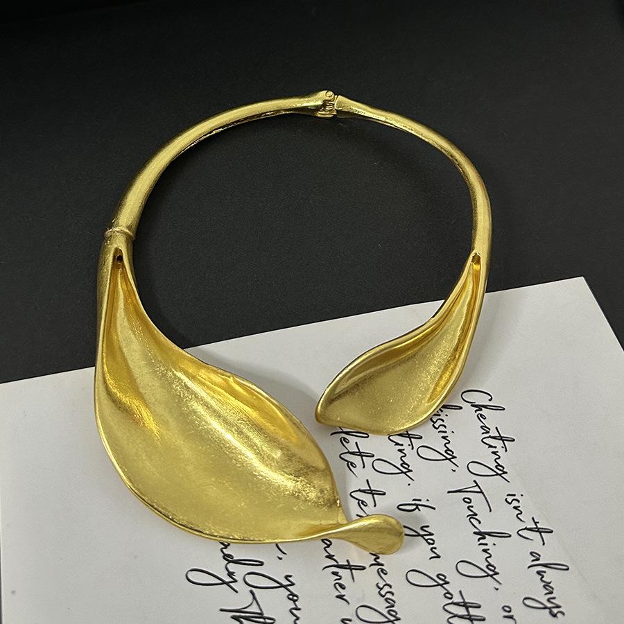 

Ожерелье с золотыми листьями и цветами — европейский и американский стиль, мода высокого класса, преувеличенно открытый дизайн