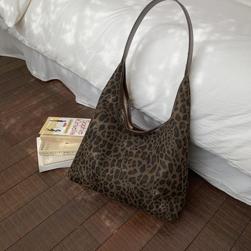 Leopard print canvas bag women's large capacity 2025 new autumn and winter leisure shoulder underarm bag college student class tote bag