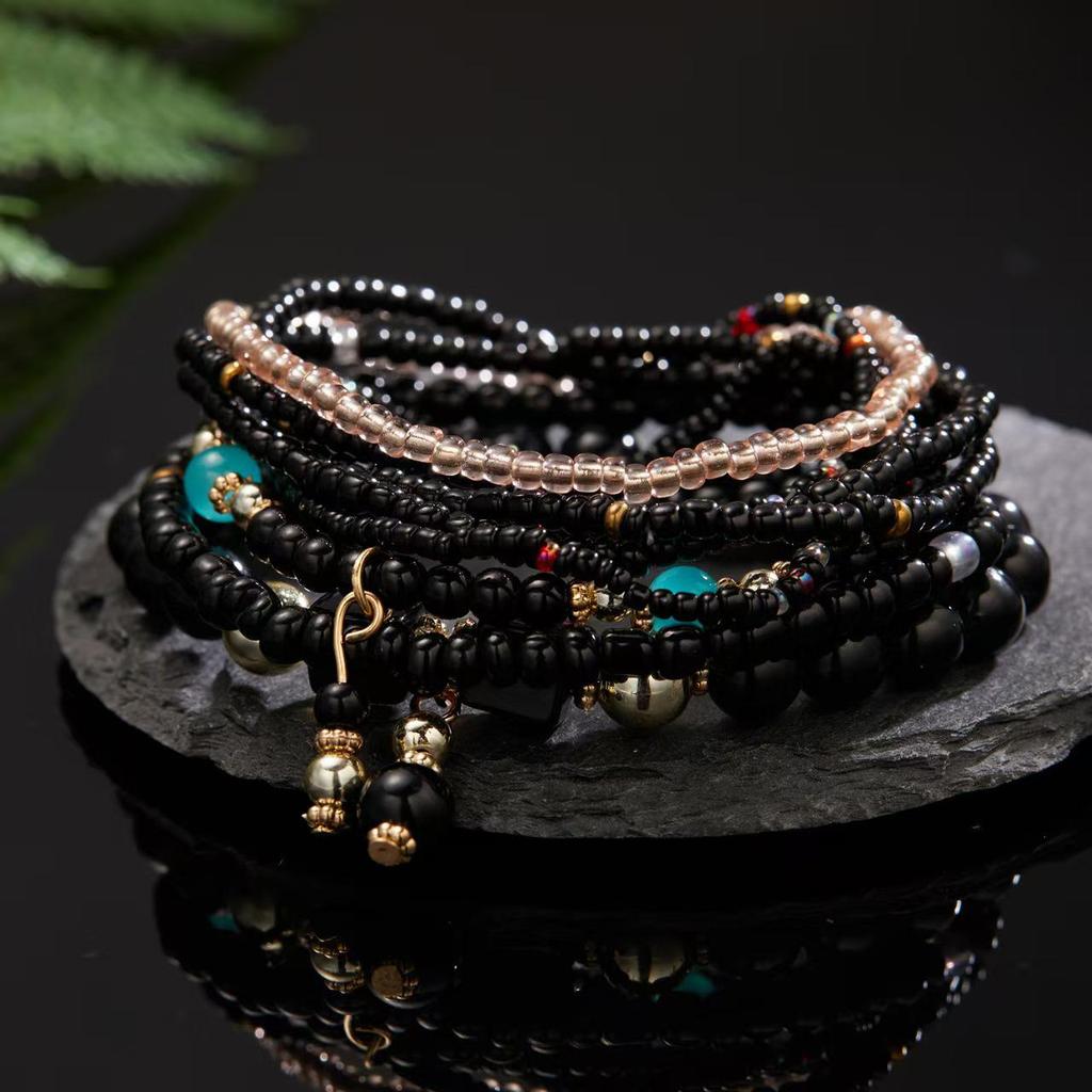 Böhmisches mehrlagiges elastisches Armband-Set: 8 Stränge kreativer Reiskornschmuck
