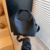 Today's popular portable bucket bag women's new fashion retro shoulder bag daily commuter messenger bag