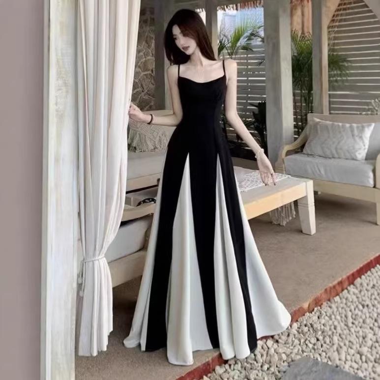 Französisches Chic Schwarz-Weiß Spaghettiträgerkleid mit Taillenbetonung und fließendem langem Rock für Damen