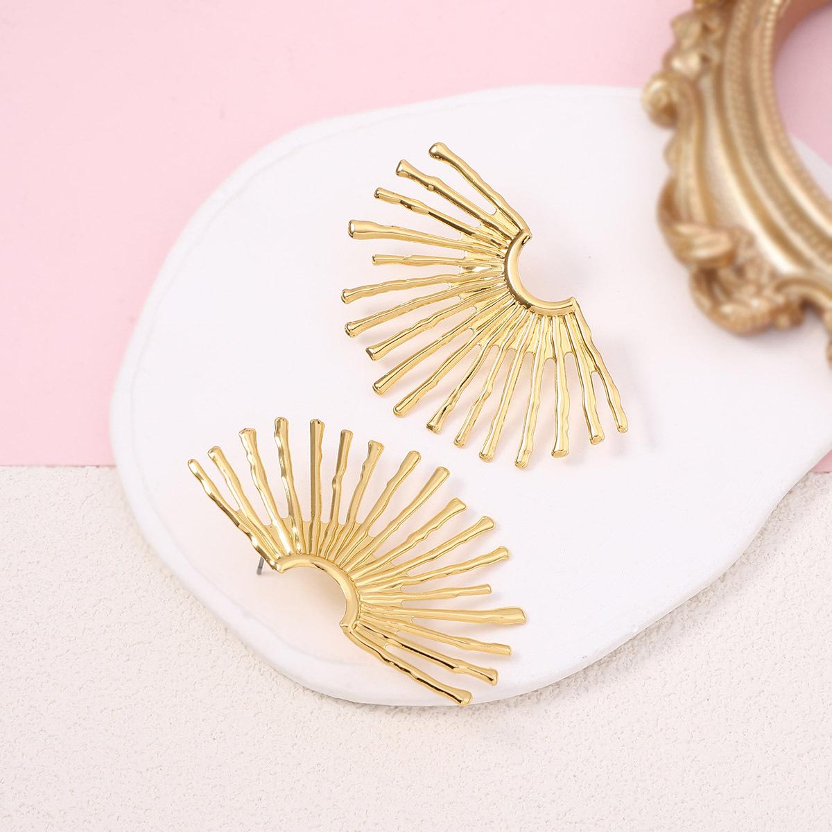 

Retro fan-shaped ray stud earrings with a cool style, metal forest style, and half sunflower earrings