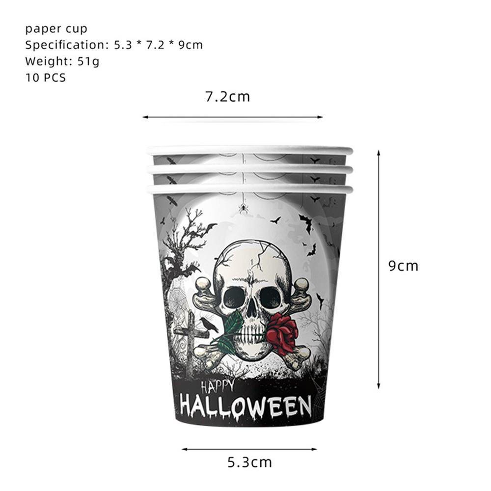 Potřeby pro halloweenskou párty zahrnují papírové talíře, kelímky, ubrousky, ubrus, banner