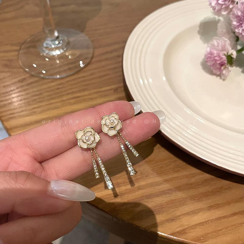 

Трендовые серьги-кисточки с камелиями и стразами 2024 для женщин