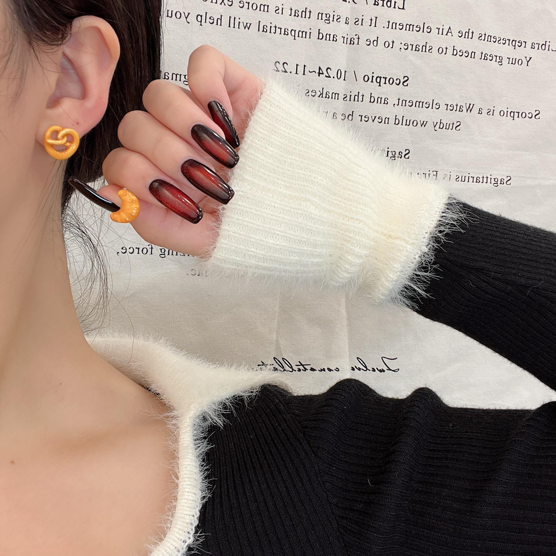 

Серьги-хлеб в виде мультфильма Майяра для женщин: Уникальный детский дизайн, идеальный для осени и зимы. Маленький и изысканный набор. E0903 Croissant alkaline simple