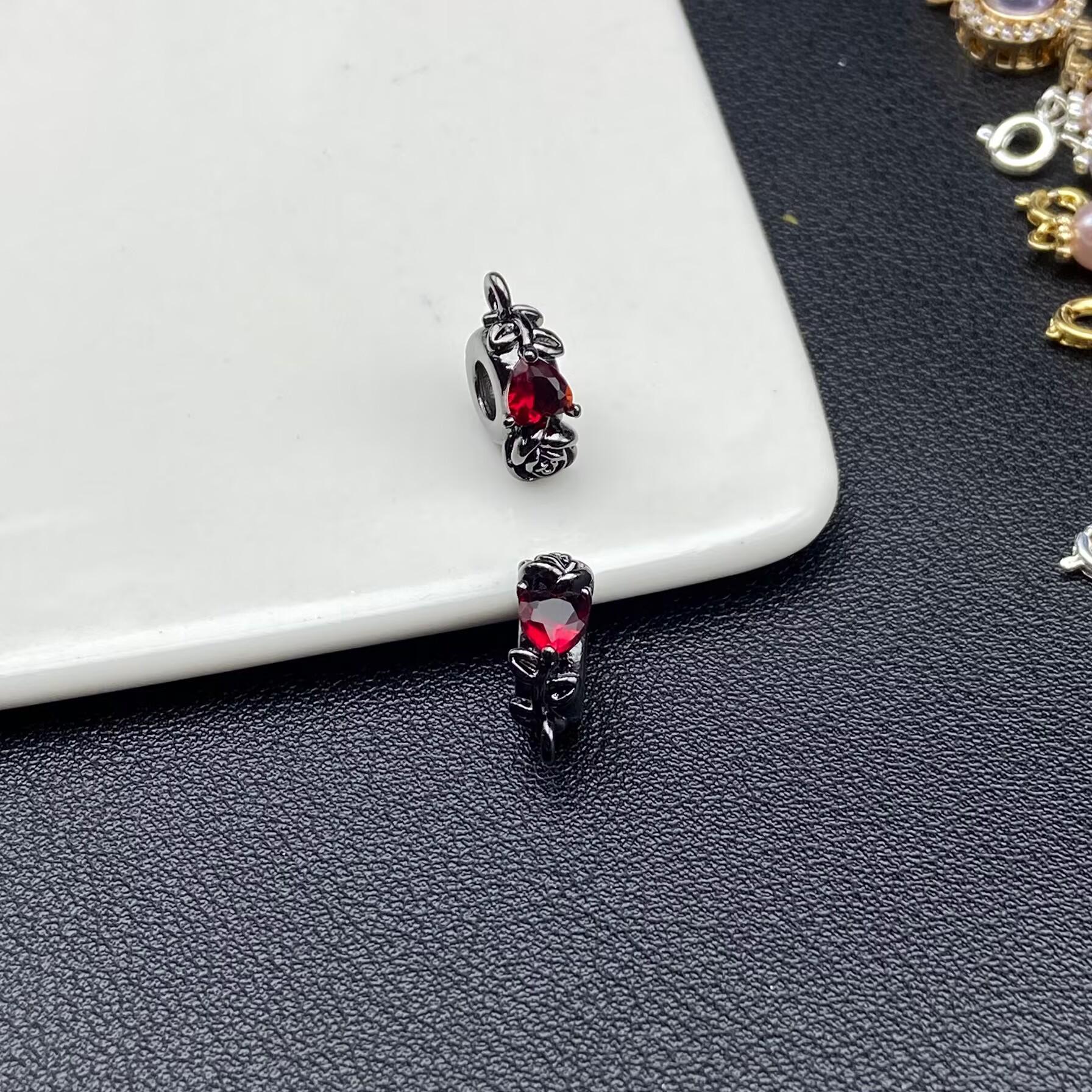 

Gun Black Rose Heart Spacer Beads for DIY Crystal Jewelry