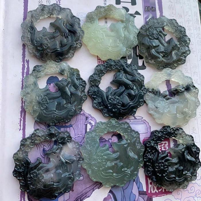 Natürlicher Jade-Anhänger mit neun Schwänzen - Xiuyan Tuschemalerei geschnitztes Jade-Accessoire