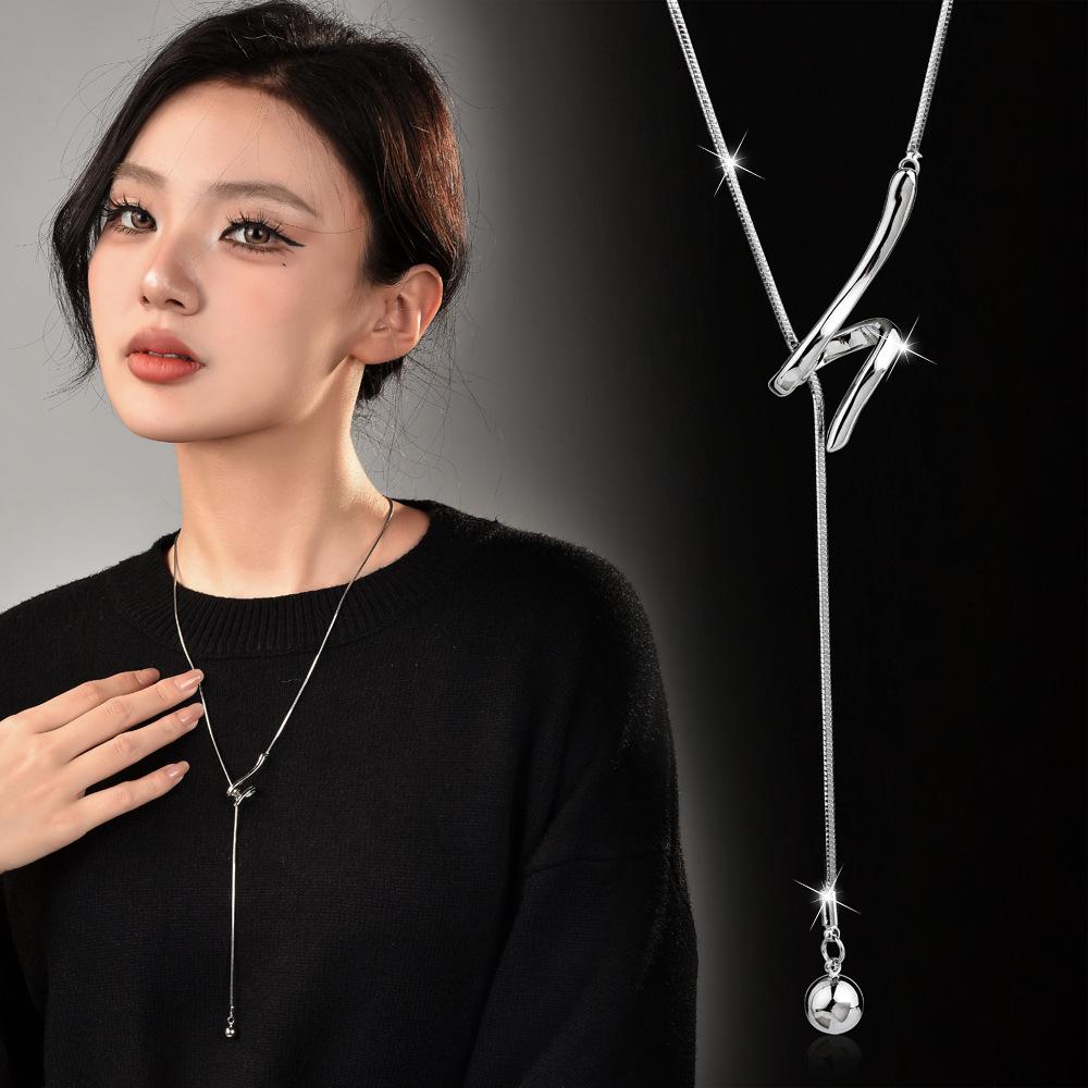 Elegant Long Chain Sweater Necklace: Autumn/Winter Chic Pendant for Women