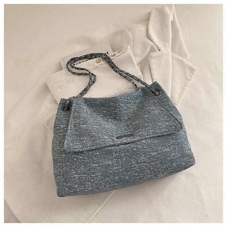 

Large Capacity Denim Crossbody Bag for Women Spring Fashiable and Versatile Shoulder Bag Lightweight Shopping Commuting Bag