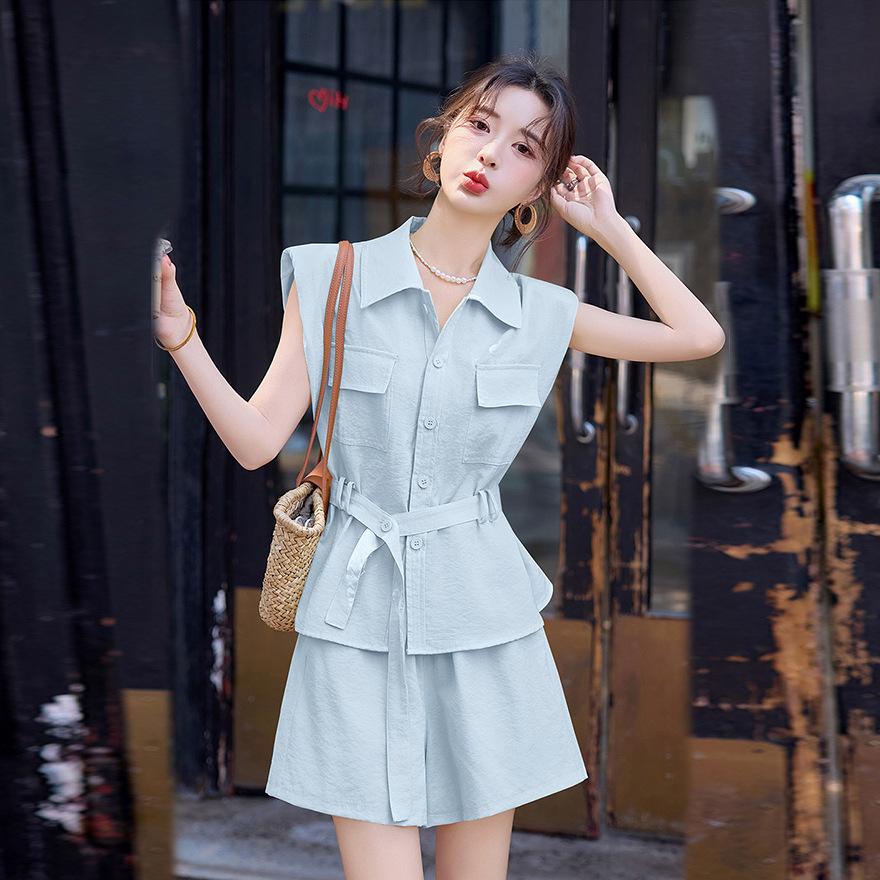 

Комплект женский летний из двух предметов: рубашка без рукавов с лацканами и шорты. Новая модная модель, стройнящая талию, универсальная, омолаживающая. M синий