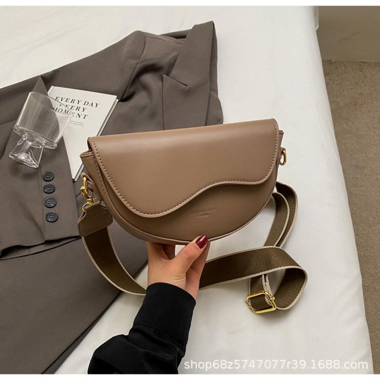 

Autumn and winter 2025 new high-end bag women s popular one-shoulder underarm bag niche wide shoulder strap crossbody dumpling bag