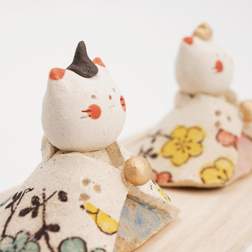 Fukubeya Seto Ware Hina Dolls, Peach Blossom Design, Cat Hina Dolls, with Stand and Screen, Modern and Cute, Perfect for Gifts (Cat)