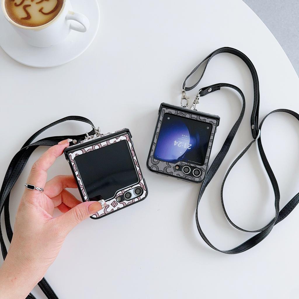 Für Samsung Galaxy Z Flip7 FE 5G/Z Flip6 5G Hülle Blumenmuster PU-Lederbeschichtete PC-Handyhülle mit Umhängeband