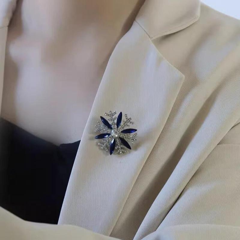 Snowflake Brooches for Women Ice Crystal Rhinestone Snowflake Pins Backpack Decoration Clothes Accessories Party Gift
