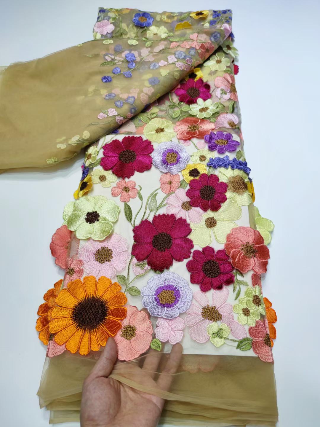 

Мереживна тканина з 3D аплікацією для дитячої сукні