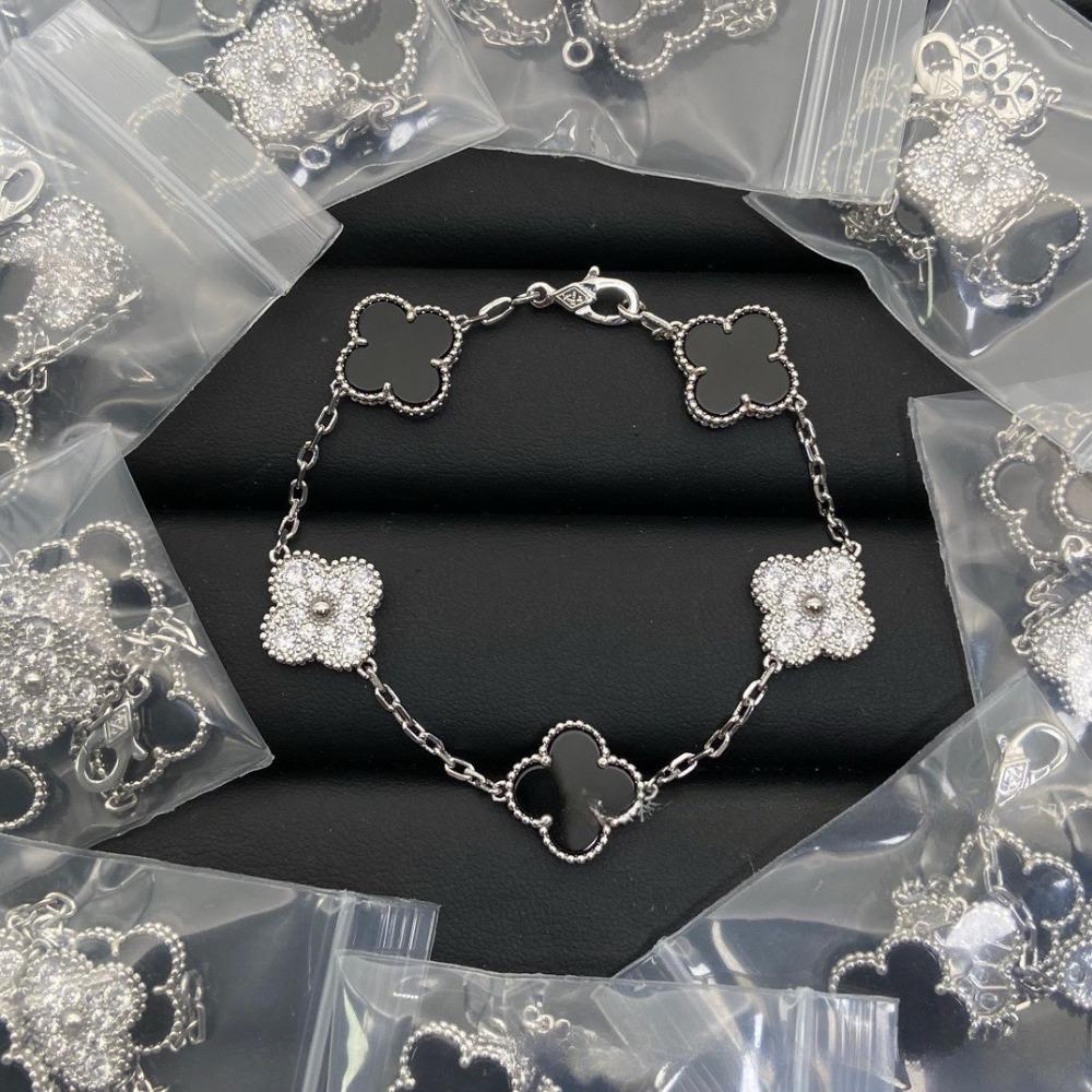 Hochwertiger roter Chalcedon Laser vierblättriges Kleeblatt fünfblütiges Armband 18K Roségold leichter Luxusschmuck Geschenk für Freundin