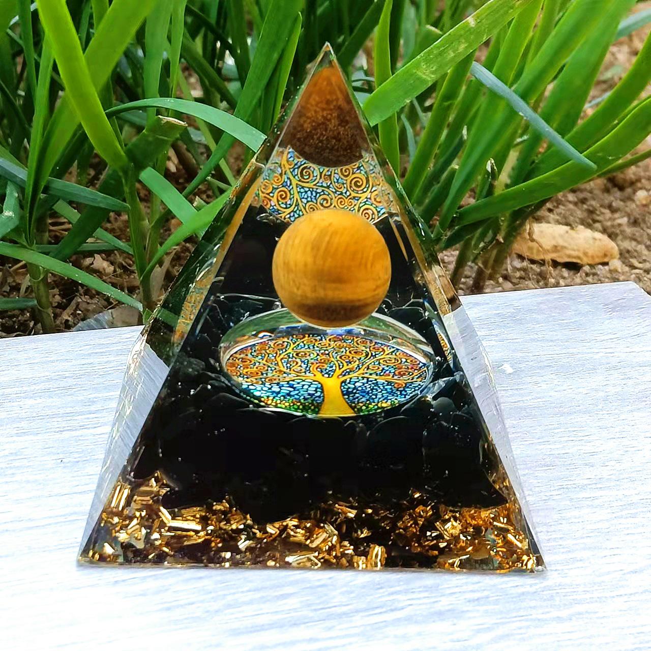 

Кристальная пирамида из смолы для украшения дома, автомобиля или офиса 6 cm