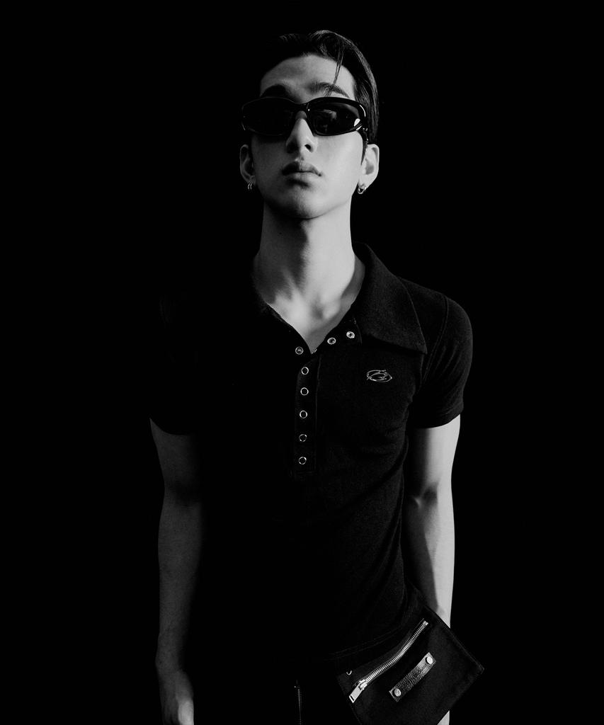 MORE THAN BLACK Logo Snap Collar Half Sleeve