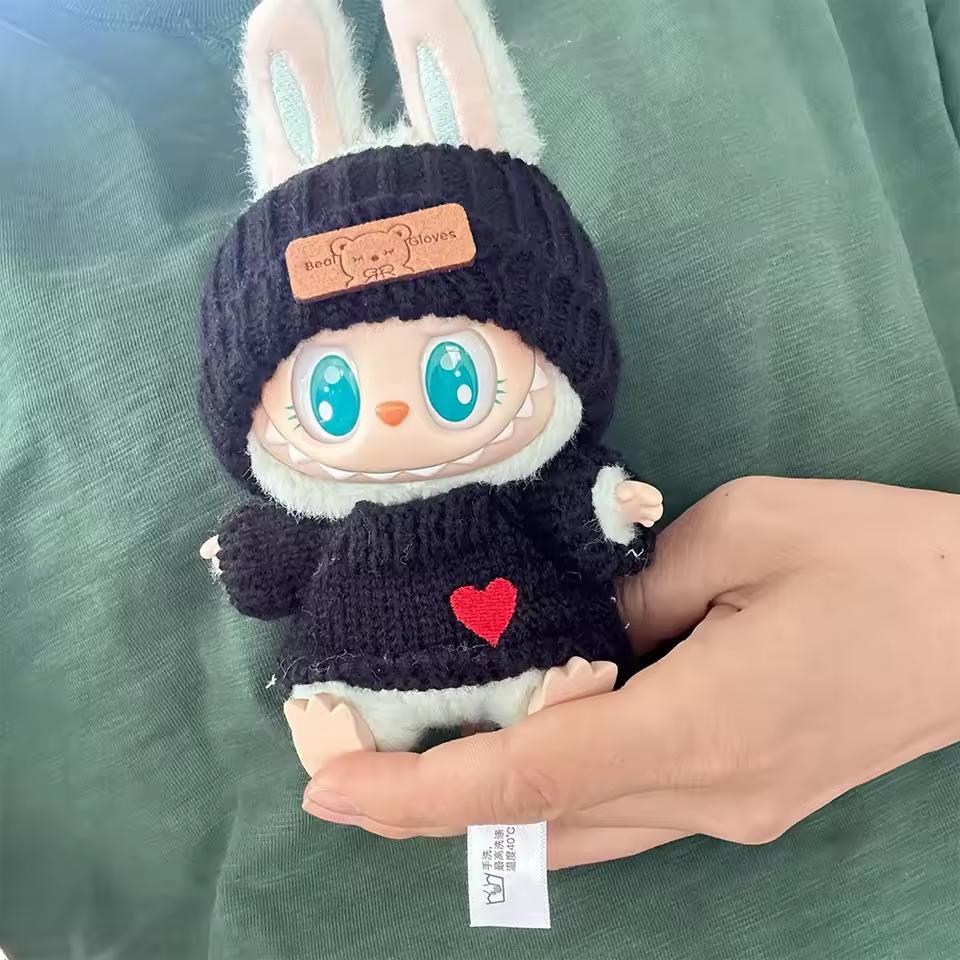 Roztomilé doplňky pro panenku Labubu Bunny s pleteným oblečením, králičími ušima, kloboukem a svetrem se srdíčkem pro sběratele hraček, oblečení pro Labubu