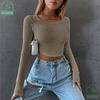My Wardrobe Autorização Mulheres Manga Longa Malha Sólida Crop Top Quadrado Pescoço Equipado Assimétrico Hem Cropped Camisetas