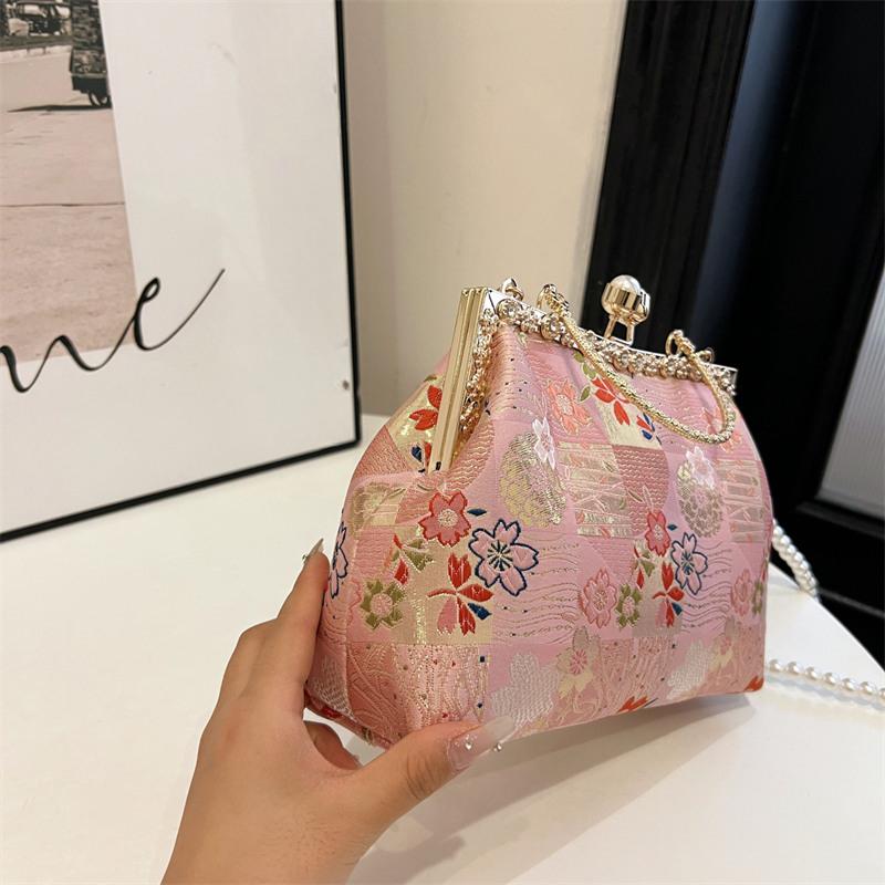 2024 New Chinese Style Pink Embroidered Pearl Chain Handbag Trendy Retro Shoulder Bag Women's Wedding Handbag Dinner Clip Bag