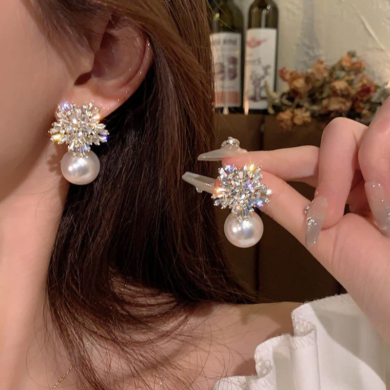 Silver needle flash zircon earrings, women's exquisite temperament stud earrings, spring and summer earrings.