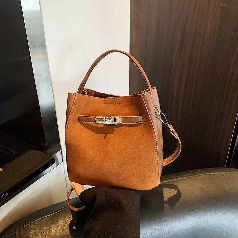 Autumn and Winter Women's Portable Bucket Bag 2025 New Versatile Fashion Foreign Style Exquisite Commuting Niche Design Shoulder Bag