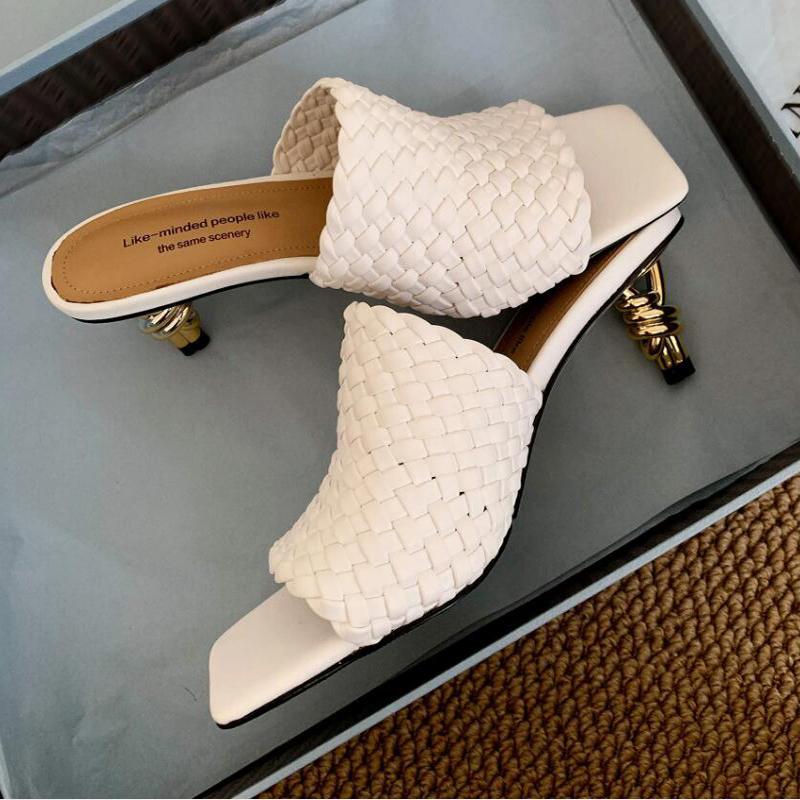 Fashion New Summer Fashion, Lightweight and Anti-slip Flat-bottomed Flip-flops for Women Wearing Thick-soled Wedge Heels T69