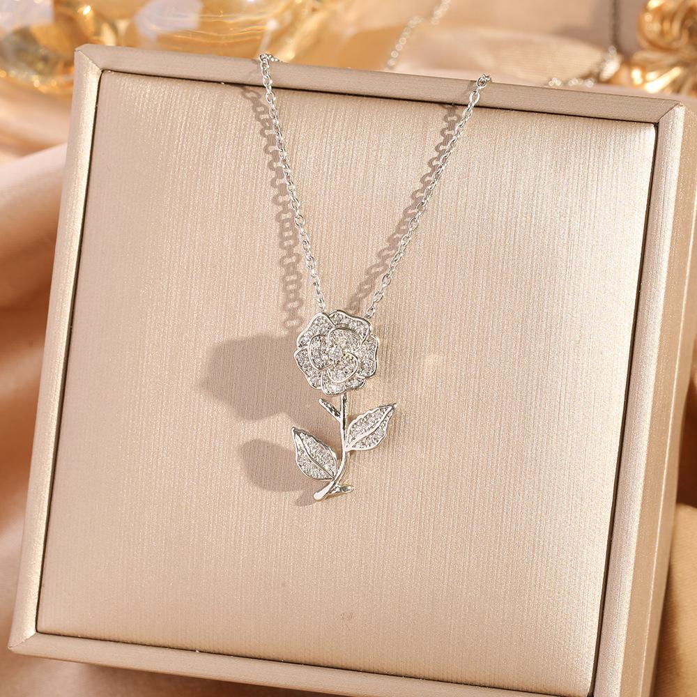 Four Leaf Clover Pendant Necklace For Women Fashionable Zircon Crystal Adjustable Chain Delicate And Versatile Jewelry