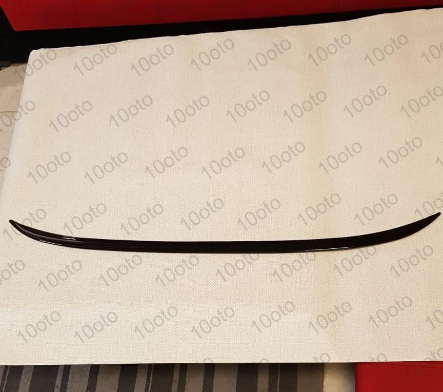 Nero pianoforte, spoiler universale anatomico, rivestimento elastico del cofano del bagagliaio.