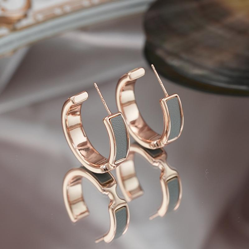 Champagne C-shaped Leather Earrings Literary and Retro European and American Temperament Earrings High-end Exaggerated Design Earrings