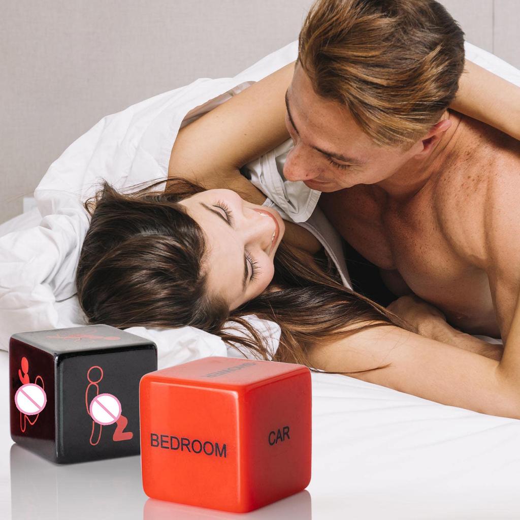 2 set di dadi combinazione rosso e nero da 0,79 pollici per coppie inglesi, dadi divertenti con azioni, regali per amici