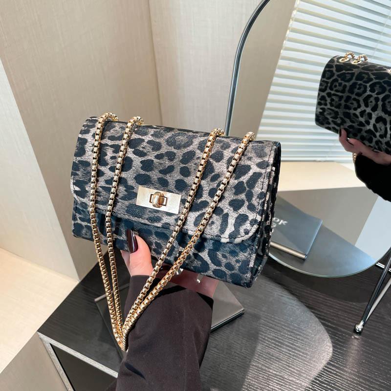 Foreign Style, European and American Retro and Beautiful 2025 Leopard Print Winter New Temperament Trend Chain Underarm Single Shoulder Small Square B
