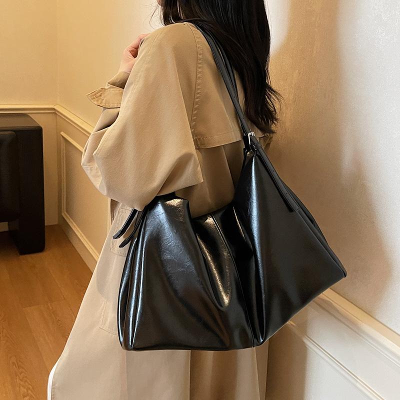 Retro bag women's large capacity 2025 new autumn and winter niche design shoulder messenger bag popular commuter tote bag