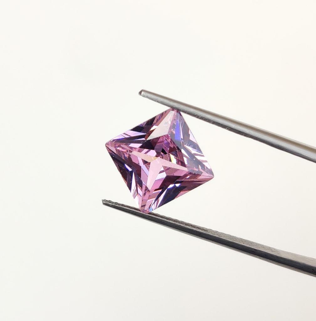 Kamień cyrkonowy w kształcie kwadratu, kolor naturalny różowy, szlif princessa, partia cyrkonii w kształcie kwadratu.