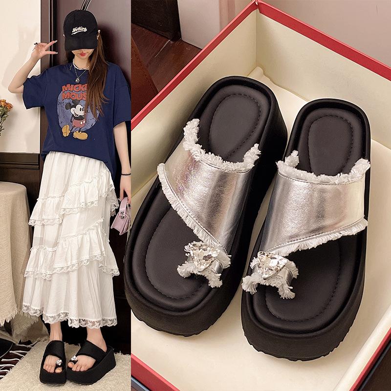 Butterfly rhinestone platform slippers women's summer wear 2025 new high-end beach shoes toe flat support